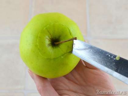 Вырезаем несъедобную часть яблок. Небольшим острым ножом, углубляясь внутрь яблока, срезать часть яблока около хвостика.