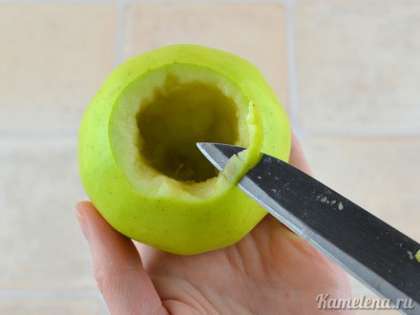 Немного подрезать края яблока для ровной кромки.