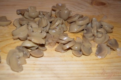 Шампиньончики нарезать меленько, при этом сохранив формочку грибочка.