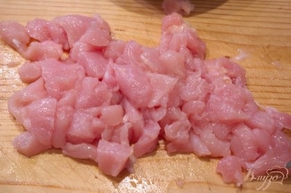 Мясо курицы нарезать на мелкие кусочки. Для блюда не обязательно брать филейную часть. Нужно мясо без шкурки.