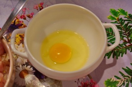 Подготовьте 1 яйцо для смазки готовых изделий перез выпечкой. Взбейте яйцо вилкой.