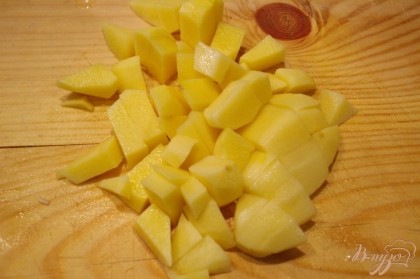 Картофель нарезать мелким кубиком.