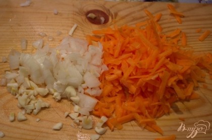 Лук и морковь измельчить. Я нарезала лук кубиком, а морковь потерла на терку.