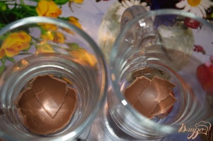 В коктейльных чашках растопите шоколад без добавления влаги. Шоколад должен полностью растаять, но при этом оставаться вязким. В качестве шоколада использую киндер-яйца.