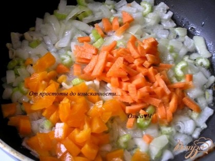 Добавить морковь и сладкий перец, продолжая обжаривать.