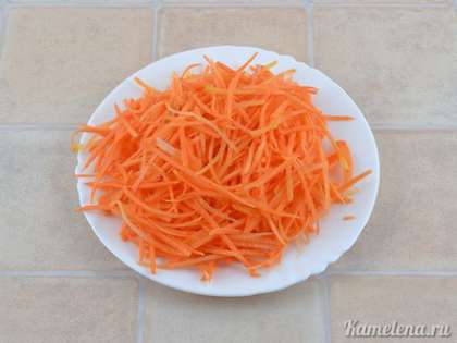 Морковь почистить, натереть на специальной терке для корейских салатов.