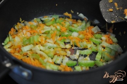 Обжарить на оливковом и сливочном масле лук, затем морковь и сельдерей 3-4 минуты.