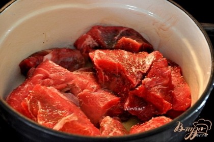 Разогреем масло в кастрюле. Выложить кусочки мяса и обжарить со всех сторон 8-10 мин. в два приема.Обжаренную говядину переложить в блюдо.Оставить жир после говядины для обжарки овощей.