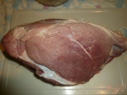 Для запекания выбираем кусок свинины с жирком (в данном случае готовилась лопатка), по весу примерно от 800 г до полутора килограмм. Мясо хорошо промываем и промокаем салфетками лишнюю жидкость.