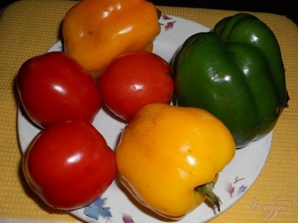 Подготавливаем овощи – промываем сладкий болгарский перец и помидоры и вытираем их досуха.