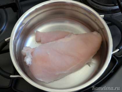 Куриное филе отварить в подсоленной воде (варить 20 минут с момента закипания).