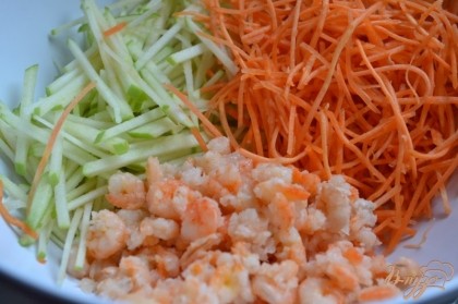 В салатник выложить морковь, яблоко и креветки.