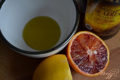 Для соуса смешать оливковое масло, сок лимона и апельсина, херес и мед. Посолить по вкусуи заправить салат.