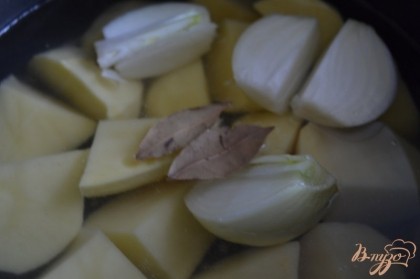 Картофель отварить до готовности в воде с луковицей и лавровым листом. Соль по вкусу.