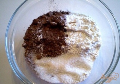 Сначала нужно смешать все сухие ингредиенты: какао-порошок, муку, сахар и щепоточку ванилина (по желанию). Перемешиваем.