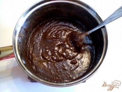 Остуживаем. Когда крем остынет он станет еще гуще. Перекладываем в стеклянную баночку и храним в холодильнике. Крем можно использовать для прослойки тортиков, намазывать на булочки или хлеб, как начинку для круассанов или рогаликов, можно наполнить корзиночки песочные шоколадным кремом и фруктами, получится отличный шоколадно-фруктовый десерт. В общем смотрите сами, рецепт основа для ваших кулинарных фантазий.