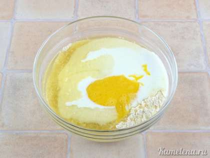 Влить кефир (или йогурт), растительное масло. Яйцо слегка взбить вилкой (в том же стакане, которым все отмеряли). Влить в общую массу яйцо.