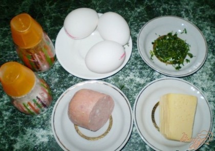 Предлагаю вам попробовать такой просто и вкусный завтрак в формочках для кексов. Не старайтесь положить много начинки, иначе не влезет яйцо. Я брала куриные, но даже лучше будет взять перепелиные, тогда и начинки больше влезет и пользы больше. Итак, приготовьте яйца, колбасу (её можно заменить мясом отварным если блюдо предназначено для ребенка), сыр твердых сортов, у меня российский 50% жирности, зелень, соль и перец молотый.