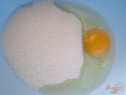 Сахар и яйцо нужно взбить миксером на максимальных оборотах до образования белой массы.