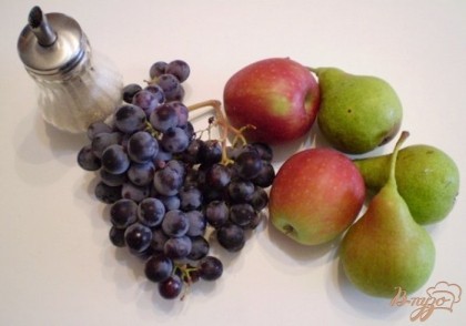И помните: свежесваренные компоты гораздо полезнее консервированных. Итак, сегодня у меня компот из яблок, груш и синего винограда. Фрукты и ягоды вымыть.