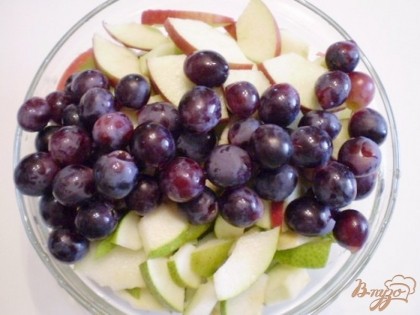 Виноградинки отделить от грозди, яблоки и груши мелко порезать.