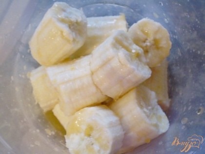 Итак, приступим, банан нужно почистить, поломать на кусочки, сложить в емкость для взбивания, и залить его выдавленным соком мандарина (выбирайте сладкие мандаринки).