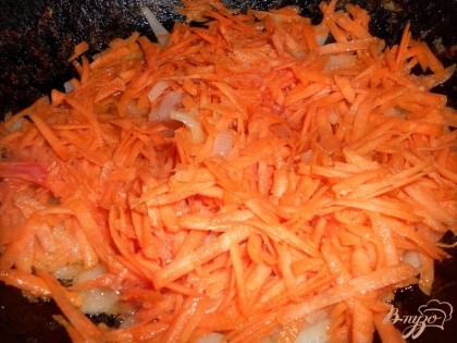 Лук чистим и нарезаем полукольцами или четвертькольцами, если луковица крупная. Морковь моем, чистим и натираем на крупной терке. Лук слегка, до мягкости, обжариваем на сковородке с небольшим количеством растительного масла. Затем добавляем к луку натертую морковь и обжариваем их вместе, периодически помешивая.