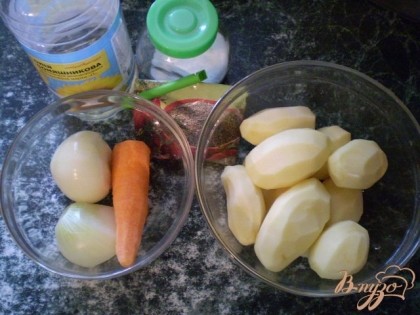 Теперь займемся супом. Приготовим овощи: картофель, лук и морковь почистим. Вымоем тщательно. Лук и морковь нарежем мелко произвольно, кубиками или соломками, как вам нравится.