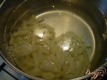В другой кастрюльке закипятите 2-3 литра воды, в зависимости от густоты желаемой супа. Посолите по вкусу, и добавьте в кипящую воду картофель. К этому времени у вас должна быть почти готова фасоль. Слейте с неё воду, и саму фасоль добавьте в кастрюлю к картофелю. Варите все вместе 25 минут.