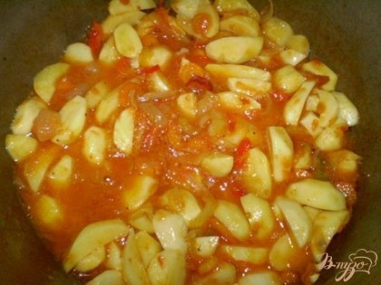 Картофель нужно почистить, сполоснуть под проточной водой. Порезать на кусочки любого размера. Добавить картофель к томату и жаренным овощам. Перемешать. Посолить. Тушить 10 минут.