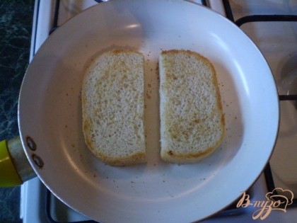 Насколько сильно зажарить решать вам. Я остановилась на не сильном зажаривании. Можно воспользоваться тостером. Но тогда нужно резать хлеб по размеру тостера. Но у меня он так далеко спрятан в шкафу, что проще достать сковородку :-).