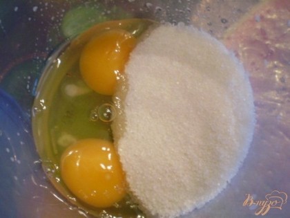 2 яйца и 125 г сахара взбиваем миксером по пышной пены. И туда же вводим 100 грамм размягченного сливочного масла, можно растопить его. Взбиваем.