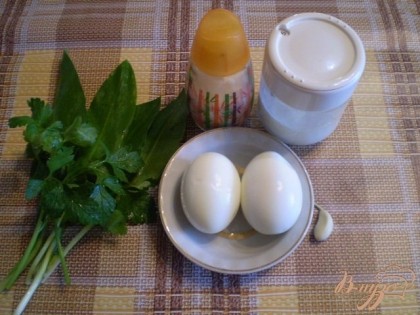 Я использовала натуральный домашний йогурт без добавок для заправки. Яйца отварить в крутую. Очистить.