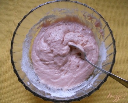 Затем добавляем пшеничную муку и половину чайной ложки соды. Тщательно всё перемешиваем. Тесто готово, получилось оно красивого, нежно-розового цвета.