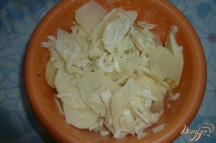 Далее кладём в ту же миску картофель. Опять перемешиваем, так, чтобы весь картофель был покрыт («обмазан») сметанно-луковой массой. Перемешивать удобно прямо рукой.