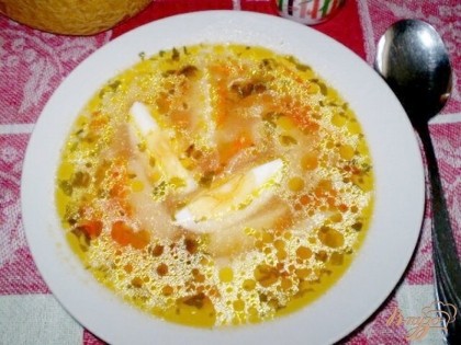 Готово! В порционные тарелочки разлейте суп, положите половинку яйца, зелень и сметану. Приятного аппетита!
