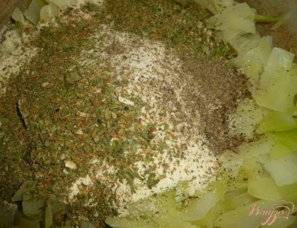 Перекладываем вареную капусту из сита в глубокую миску, добавляем к ней манную крупу, треть чайной ложки соли и специи (травы) по вкусу. У меня это готовая смесь трав - петрушка, укроп, зеленый лук, базилик, майоран.