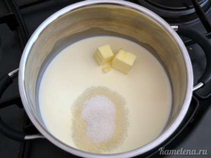 В маленькую кастрюльку налить сливки, добавить сахар и сливочное масло.