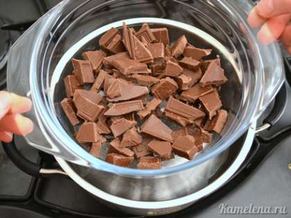Шоколад поломать на кусочки, положить в небольшую кастрюльку или жаропрочную емкость. Соорудить водяную баню - поставить емкость с шоколадом в кастрюлю с кипящей водой.