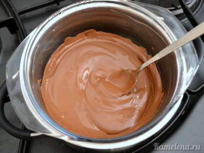 Хорошо расплавить шоколад. Можно, чтобы сделать шоколад более текучим добавить 2-3 ст. л. растительного масла без запаха.