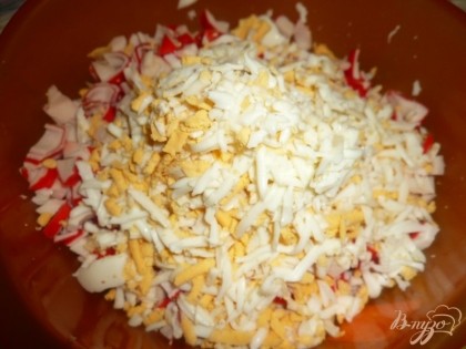Куриные яйца чистим от скорлупы и натираем на крупной терке, затем добавляем к остальным ингредиентам.