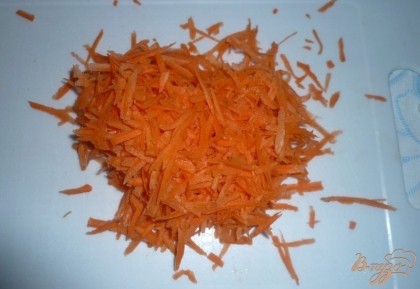 Морковь чистим и натираем на крупной терке.