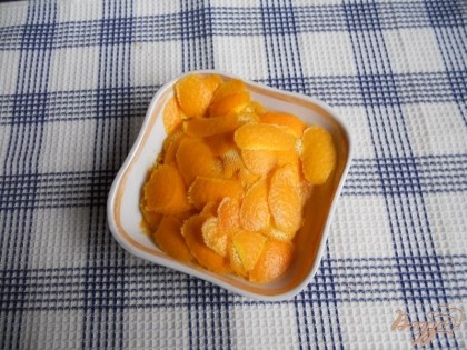 С апельсинов срезаем цедру (мелкими кусочками), это удобно сделать обычным ножом для чистки овощей.