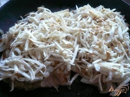 Колбасный сыр натираем на крупной терке и распределяем по скумбрии.