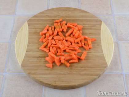 Морковь почистить, порезать небольшими брусочками.