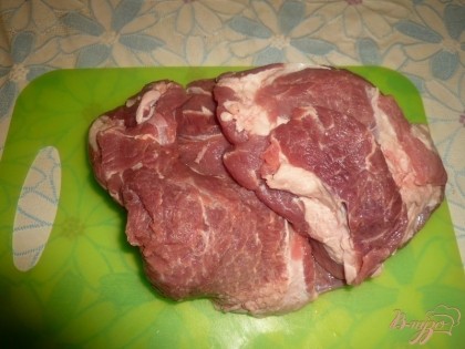 Первым делом свинину хорошо промываем, если жира много, то срезаем лишний. Промокаем мясо чистыми салфетками досуха.