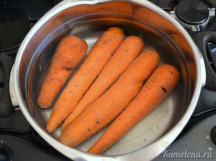 Морковь отварить в подсоленной воде (варить 20-25 минут с момента закипания).