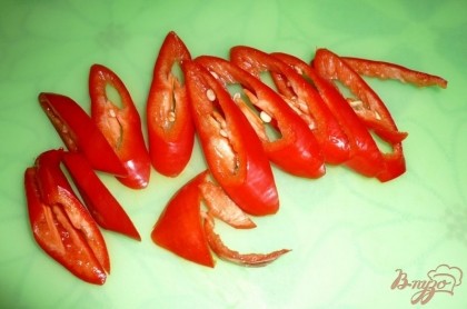 Сладкий болгарский перец промываем, досуха вытираем, освобождаем от семян и нарезаем кусочками среднего размера (салат будет выглядеть красивее, если взять красный и желтый перец).