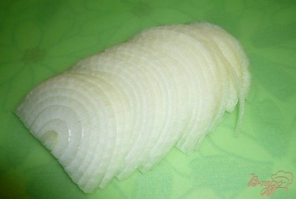 Репчатый лук чистим и нарезаем тонкими полукольцами (ну или четвертькольцами, если луковица очень крупная).
