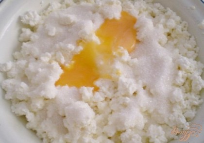 Ну начнем. Яйцо разделить на две части - желток и белок. У меня творог влажный, а значит белок не понадобится. В случае сухого магазинного творога, то кладите целое яйцо, да и сметанки можно ложечку, чтоб не такие сухие были. Творог разминаем вилочкой, чтобы не было крупных комков, добавляем желток яйца, сахар, одну каплю барбарисовой эссенции. Перемешиваем вилочкой.